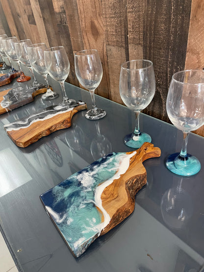 Epoxy/Resin Olive Oak Board and 2 wine glasses