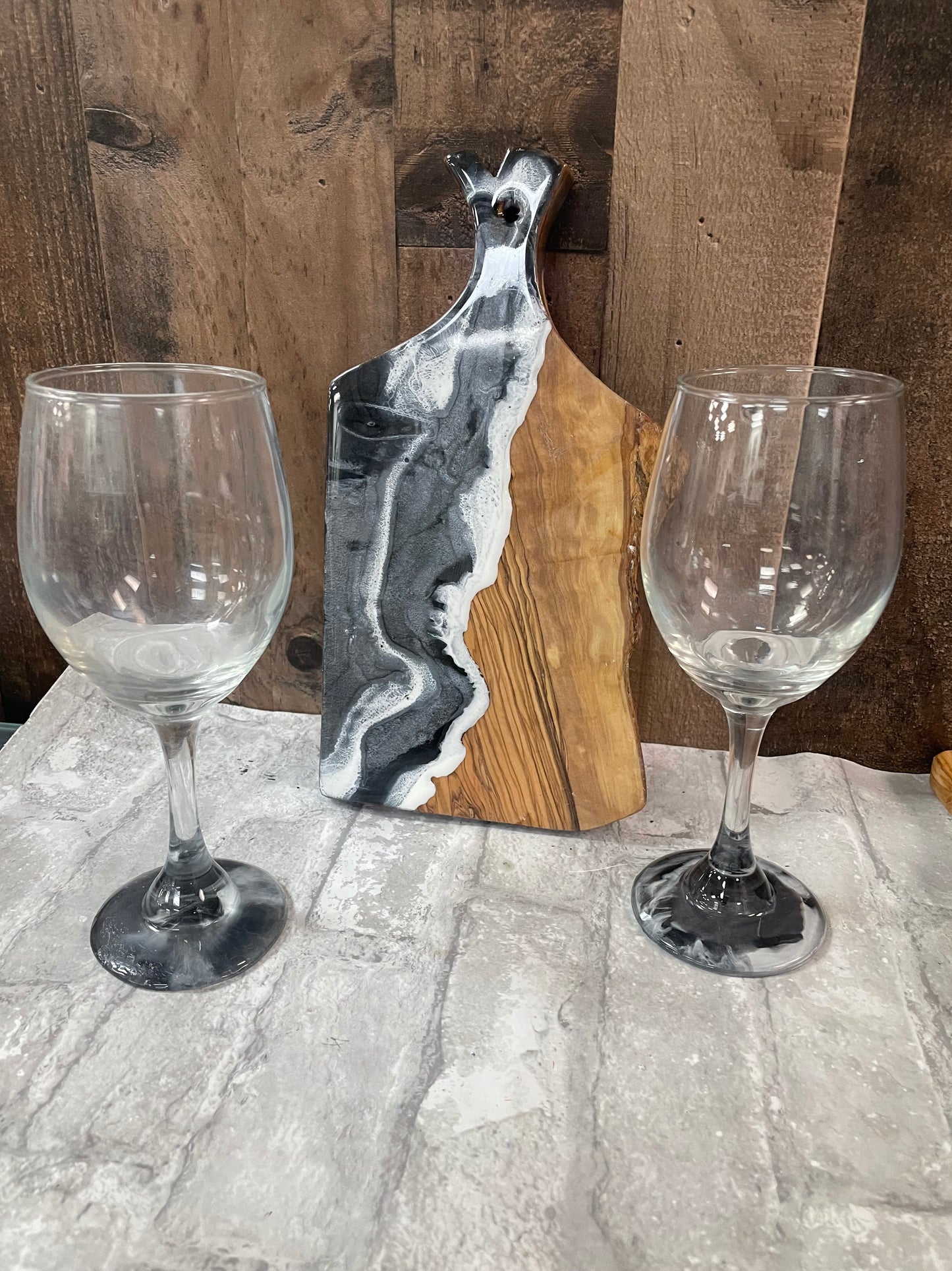 Epoxy/Resin Olive Oak Board and 2 wine glasses