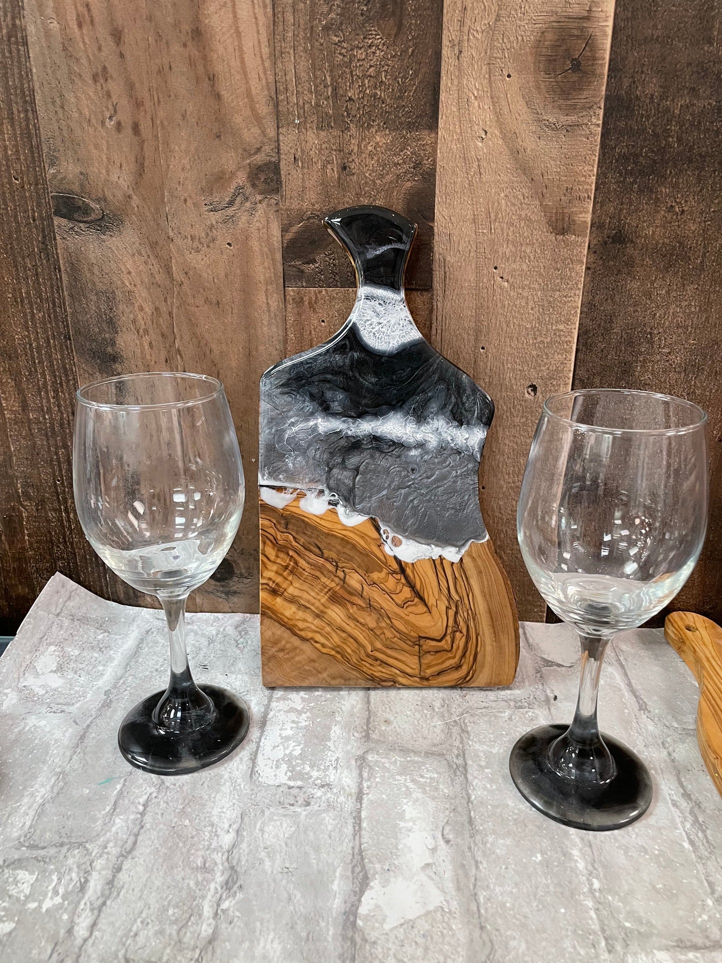 Epoxy/Resin Olive Oak Board and 2 wine glasses